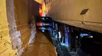 Otomobil, duvarla tır arasında sıkıştı: TEM Ankara istikameti kapandı