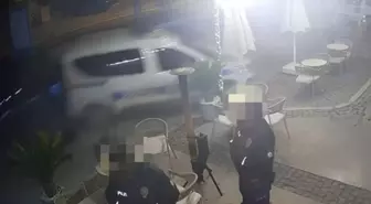 Otomobil, park halindeki polis aracına çarptı; kaza kamerada