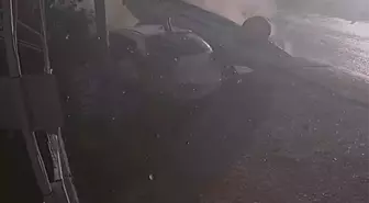 Park halindeki araca çarpan otomobildeki 2 kişi yaralandı; kaza kamerada