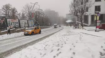 Şırnak'ta kar yağışı sırasında apartmana yıldırım düştü