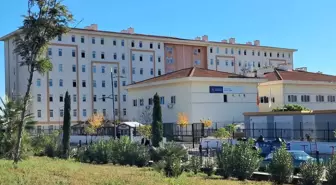 Tartıştığı 3 kişi tarafından bıçaklanan üniversite öğrencisi yaralandı