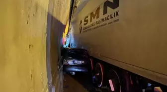 Tünelde otomobil, TIR ile duvar arasında sıkıştı; ulaşım aksadı