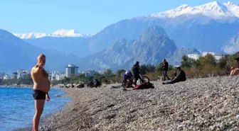 Türkiye karla mücadele ederken Antalya'da deniz sefası