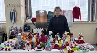 Ünlü sanatçıların giyim tarzını oyuncak bebek elbiselerine uyarlıyor