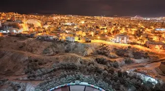 Uşak, mevsimin ilk kar yağışıyla beyaza büründü
