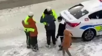 Van'da yürekleri ısıtan görüntüler: Trafik polisleri çocuklarla kartopu oynadı