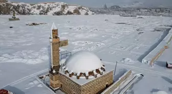 Van'ın tarihi yapıları karla kaplandı