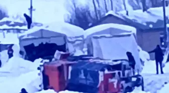 Yüksekova'da karla mücadele aracı devrildi