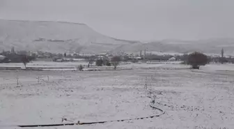 Aksaray'a kar yağdı; çiftçinin yüzü güldü