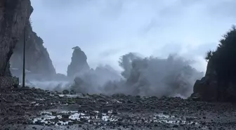 Amasra'da dalga yüksekliği 8 metreye ulaştı, tekneler limana demirledi