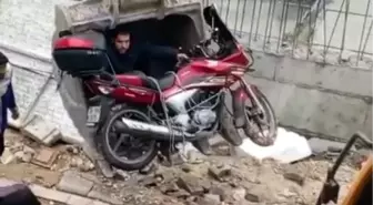 Avcılar'da Rüzgarın Etkisiyle Motosiklet İnşaat Alanına Düştü