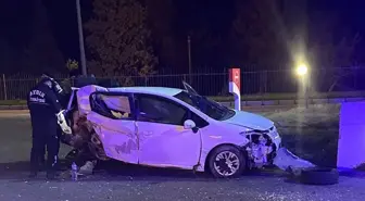 Aydın'da duvara çarpan otomobildeki 2 kişi yaralandı
