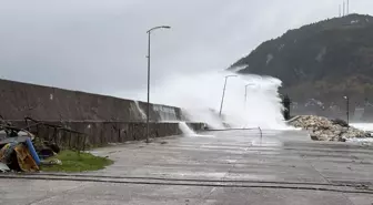 Bartın'da fırtına; dalga boyu 7 metreye ulaştı