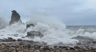 Bartın'da şiddetli rüzgar 6 metreyi aşan dalgalar oluşturdu