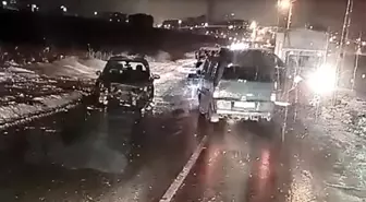 Batman'da buz pistine dönen yolda 2 araç çarpıştı