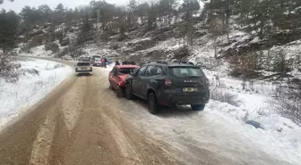 Bilecik'te otomobillerin çarpıştığı kazada 4 kişi yaralandı