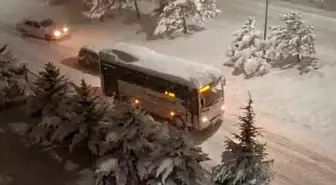 Bolu'da kar kalınlığı 30 santimetreyi aştı, onlarca araç rampalarda yolda kaldı