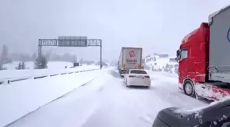 Bolu'da yoğun karda tırlar rampayı çıkamadı: Gerede-Samsun yolu ulaşıma kapandı