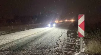 Burdur'da kar yağışı nedeniyle birçok araç yolda kaldı