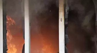 Bursa'da 3 katlı apartmanda yangın; 2 kişi dumandan etkilendi