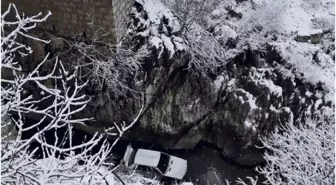 Buzlanma kaza getirdi, dereye uçan otomobildeki 3 kişi yaralandı