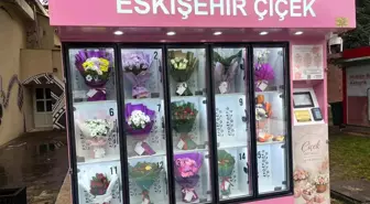 Çiçek sürprizi yapmak isteyen bu otomata geliyor