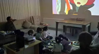Çocuk evlerinde kalan çocuklara çizgi film sürprizi