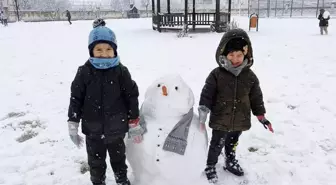 Diyarbakır'da kar sevinci: Çocuklar sokaklara koştu