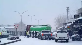Diyarbakır'da kar yağışı nedeniyle 5 araç bir birine girdi