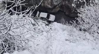 Diyarbakır'da otomobil köprüden çaya düştü: 4 yaralı