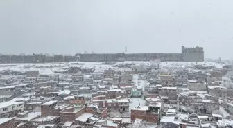 Diyarbakır'da tarihi yapılar kar yağışıyla beyaza büründü