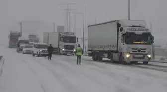 Kar Yağışı Nedeniyle Yollar Kapandı