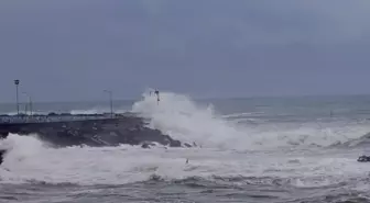 Düzce'de kuvvetli rüzgar nedeniyle dalga boyu yükseldi