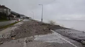Fırtına nedeniyle Karadeniz'de oluşan dalgalar Kastamonu'da sahil şeridine zarar verdi