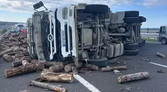 Gelibolu'da odun yüklü kamyon devrildi: 2 hafif yaralı