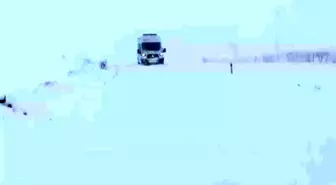 Gercüş'te karda mahsur kalan ambulansa İl Özel İdare ekibi yetişti
