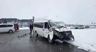 İşçi servisi tıra çarptı: 11 yaralı