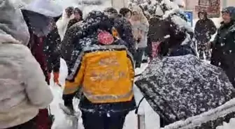 Kar kaplı merdivenden düşen öğrenci yaralandı