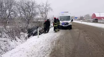 Kar kazayı beraberinde getirdi, yan yatan otomobildeki 4 kişi yaralandı