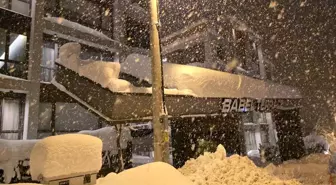 Kar yükünü taşıyamayan site giriş tacında yıkılma tehlikesi