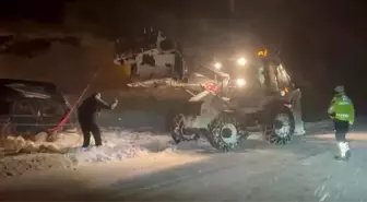 Kara saplanan otomobildeki 3 kişi kurtarıldı