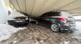 Karabük'te kar nedeniyle çöken garaj çatısı 3 otomobile zarar verdi