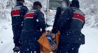 Karabük'te kardan yolu kapanan köydeki hastanın yardımına jandarma ve sağlık ekipleri koştu