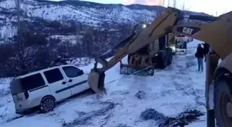 Karda mahsur kalan araç, ekipler tarafından kurtarıldı