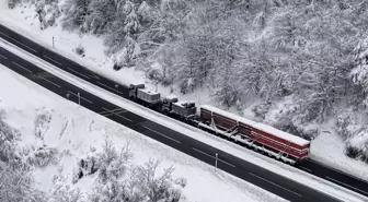 Karda yolda kalan tır, 2 çekici ile kurtarıldı