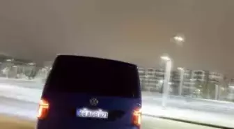 Karlı yolda drift atan sürücülerin tehlikeli anları kamerada