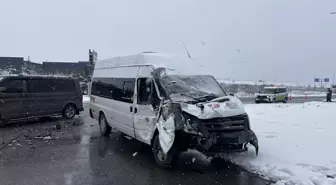 Kayseri'de işçi servis minibüsü, TIR'a çarptı: 11 yaralı