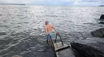 Kdz. Ereğli'de avukat soğuk havaya aldırış etmeden denize girdi