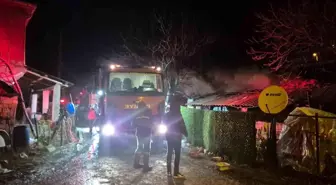 Manyas'ta tek katlı ev alevlere teslim oldu