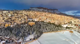 Mardin'de tarihi yapılar kar yağışıyla beyaza büründü